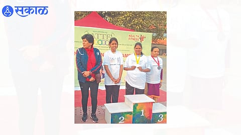 inspirational disabled jana topale (Middle) win gold medal in national competition nashik news