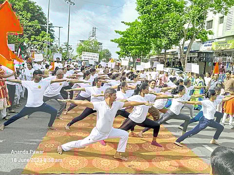 ‘संपूर्ण स्वास्थ्य योग केंद्रा’कडून
रावेत येथे योग दिंडी
संपूर्ण स्वास्थ्य योग केंद्राच्या वतीने योग दिंडी