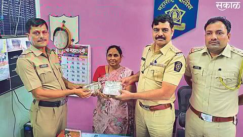 Amalner: Police Inspector Vijay Shinde, Rakesh Singh Pardeshi, Nimba Shinde etc. while handing over the money to the woman.