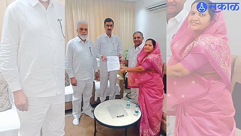 Mumbai: While accepting the letter of approval for the proposed State Excise Inspectorate building at Chopra from Shambhu Raje Desai, MLA Lata and Prof. Chandrakant Sonavane. Neighbor Minister Dada Bhuse.