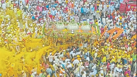 Sant Dnyaneshwar Maharaj palkhi departs from Saswad splash of Bhandara rain