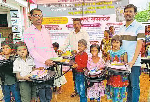 जांभोरीत शैक्षणिक साहित्य वाटप