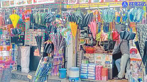 Nashik: Different types of umbrellas sold in the market for monsoon