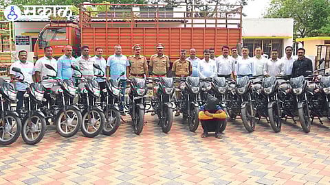 Superintendent of Police along with the two-wheeler thief. Inspector Kishan Najanpatil and team