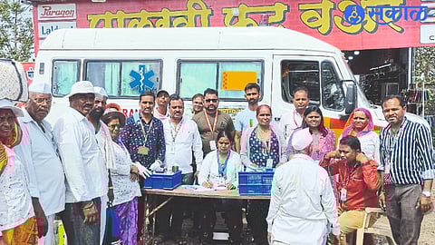 A team that takes care of the health of workers during Dindi.