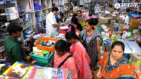नव्या शैक्षणिक वर्षाच्या सुरुवातीलाच पालकांना महागाईचा दणका; वही २५ टक्क्यांनी तर पेनांच्या दरात २० टक्क्याची वाढ New academic year