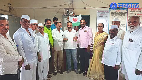 Rajendra Borgude, Yogesh Borgude, Dattu Bhawar, Devidas Borgude etc. while welcoming food sacrifice on Sunday.