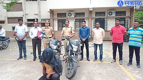 Dhule: Officers and teams present during inspection of seized vehicles including two-wheeler thieves.
