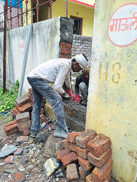 सिद्धबेटची संरक्षक भिंत समाजकंटकांनी पाडली