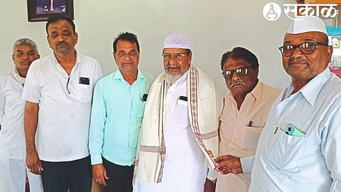 Senior leaders Pramod Patil, Subhash Nikam, Karbhari Abhang, Sunil Nikam etc. felicitated Rashid Sheikh who donated one lakh for the construction of Maruti Temple in Nagarsul (Yewla).
