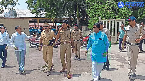 Dhule: Hrishikesh Reddy, Bajirao Patil, Vijay Chinchole, Pramod Patil etc. while inspecting the market committee.