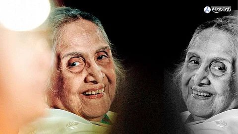 veteran actress sulochana latkar worship some coins money given by a beggar