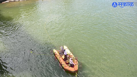 Chehedi: Firefighters and lifeguards of the municipal corporation while searching in Darna river bed