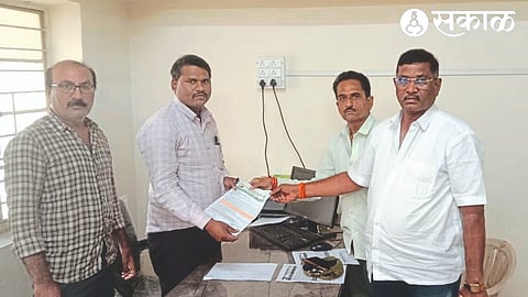 Rajendra Jadhav, Madhav Shelar while submitting a statement demanding an inquiry into the shoddy construction of the full-length statue of Chhatrapati Shivaji Maharaj