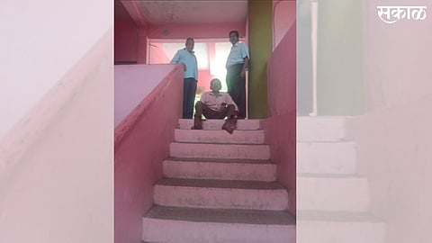 Faizpur (T.Yawal): Nitin Mahajan, a disabled person, directly stormed the second floor of the municipality to demand the solution to the water problem.