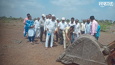 Indapimpri (Amalner): Sub-Divisional Police Officer Sunil Nandwalkar during the inauguration of the drain deepening work. Taluka Agriculture Officer Bharat Ware, Retired Police Patil Bhanudas Patil etc.