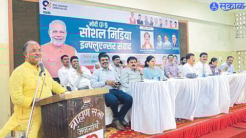 Jalgaon: Former Karnataka minister Arvind Limbavali spoke at the BJP social media cell meeting held at Brahmin Sabha on Friday. Officials on stage.