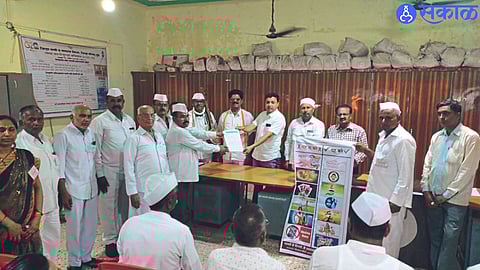 Pimpalner: Yogesh Badhan and others during the reception by Gram Panchayat.