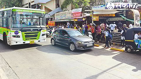 Private vehicles, rickshaws are parked at the Citylink bus stop itself, due to which City Link buses are seen stopping on the Bhar road.