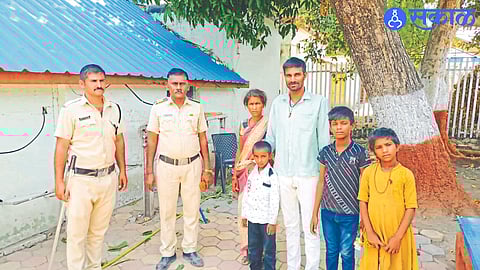 Lohmarg police officers and staff during the return home of the children found in the train