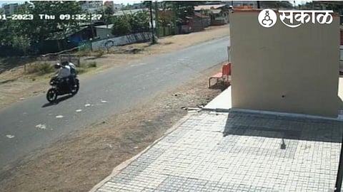 Unknown motorcycle thieves caught on CCTV at Sarawadi Road