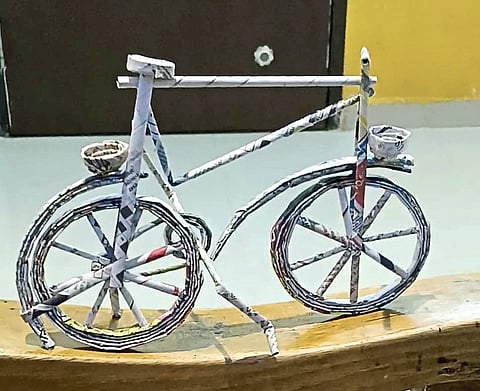 विद्यार्थ्याने बनविली कागदापासून सायकल