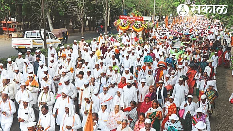 The palanquin of saint Nivrittinath Maharaj arrived in Nashik, the warkari who participated in chanting Harinama.