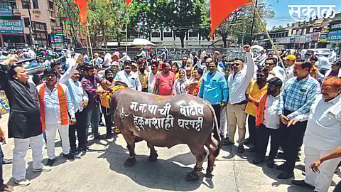 Dhule: Shiv Sena (Ubatha) party office bearers and activists protesting against the increase in house rent in Redya procession.
