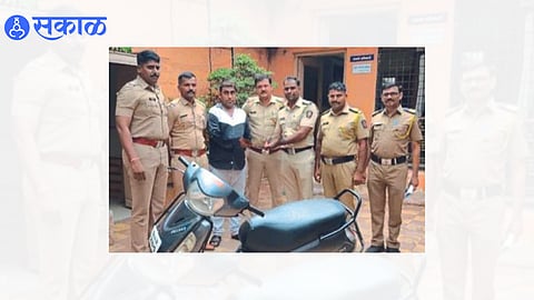 Rahul Khatal, Yogesh Gange, Rahul More and police personnel while returning the cash along with the bike to Govind Pujari.