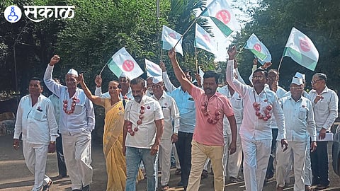 Officials and leaders protesting the government's onion export policy by hanging onion garlands