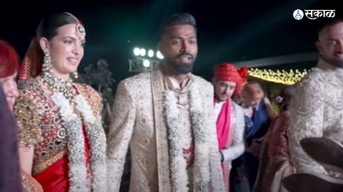 Hardik Pandya offers to pay Rs 5 lakh to get his shoes back at his wedding with Natasa Stankovic video cricket news in marathi kgm00