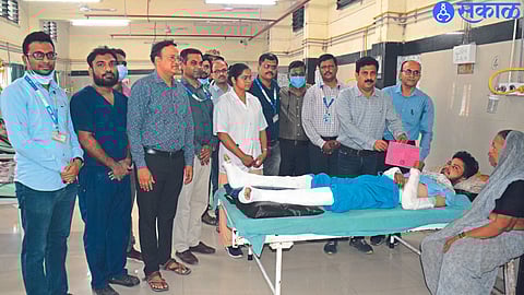 Jalgaon: After saving the youth's life, the founder Dr. Girish Thakur etc.