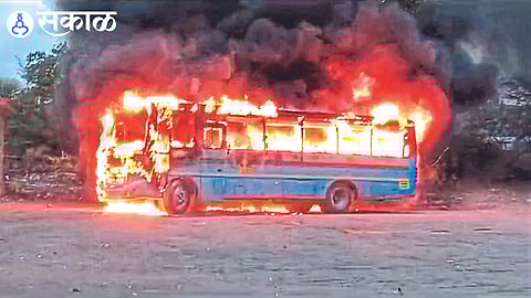 bus to Nandgaon burn in fire nashik fire accident news
