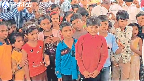 The students of Bhawani Tekdi Zilla Parishad Vasti School were emotional at the farewell due to the transfer of Saadhan Shinde.