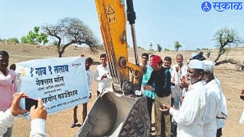 Abhone Tanda (Chalisgaon): Dignitaries and villagers at the inauguration of 'One Village One Lake' work.