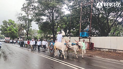 A foot march of project-affected farmers left for Mumbai
