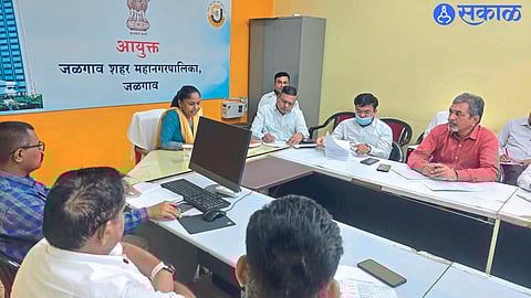 Jalgaon: The Municipal Commissioner Dr. while guiding the officials in the detailed review meeting of the government's door program on Saturday. Vidya Gaikwad.