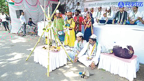 Jalgaon: Nationalist Youth Congress District President Ravindra Patil and his wife Ashwini Patil during a vigil in front of the collector's office for a good price for cotton.