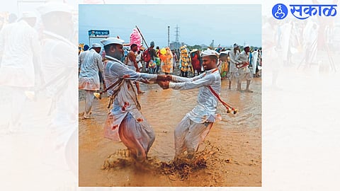 ashadhi wari 2023 sant nivruttinath palkhi rain showers on nivruttinath maharaj paduka nashik news