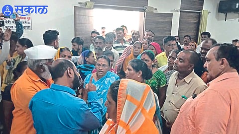 transfers sweepers of Municipal Corporation entered General Assembly for demand dhule news