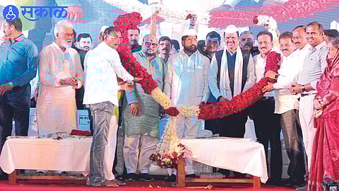 MLA Suresh Bhole welcoming Chief Minister Shinde and Deputy Chief Minister Fadnavis with a big flower on Tuesday.
