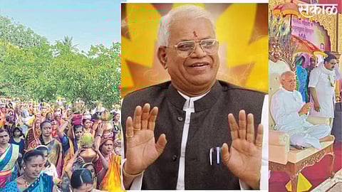 Musalgaon (Sinner): Gurumauli Annasaheb More while guiding during the Golden Jubilee Akhand Harinam week here. Neighbor Dr. Ramakrishna Das Maharaj Lahvitkar, Daulat Dasji Maharaj and attendants present.