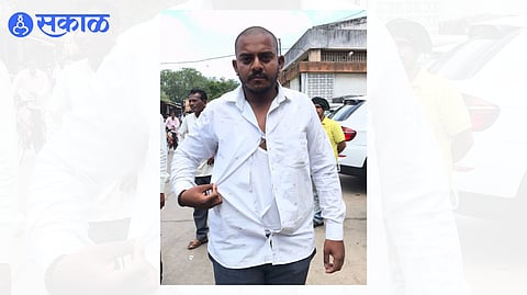 nashik apmc farmer beaten up news