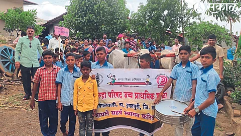 Santhosh Kokane, in-charge center head Vijay Pagare, principal Balkisan Darane etc. while welcoming the newly admitted newcomers in a bullock cart.