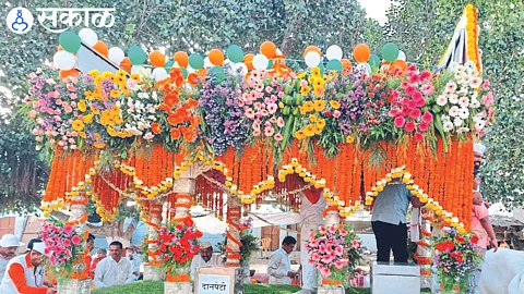 Decoration of Palkhi Rath of Sant Nivruttinath Maharaj with different varieties of flowers every day nashik news