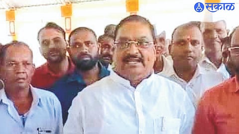 After the farmers boycotted the meeting called on the proposed Kikvi Dam in Trimbakeshwar, Sampat Sakale and angry farmers discussed with the officials of the Water Resources Department.