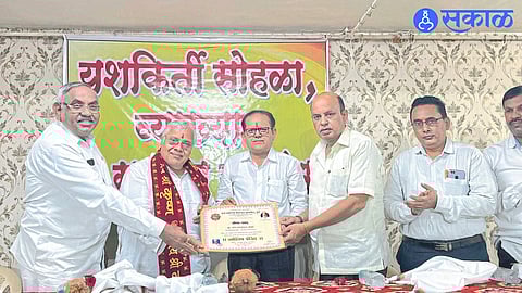 Laxman Mali, Principal Sanjay Sharma, Bharat Mali, Amol Deshpande, Sanjay Mali etc felicitating Pandit Narendra Ojha (second from left) at the Yashkirti ceremony at Vrindavanwadi.
