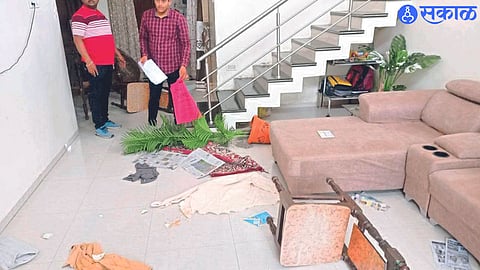 Dhule: In case of stone pelting at the house of former corporator Madhavi Nemane, there was damage to the household items.
