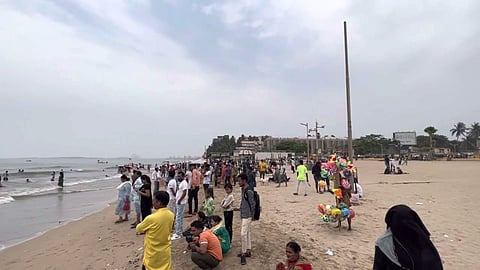 Mumbai News : जुहू चौपाटीवर पोहायला गेलेले पाच मुले बुडाली, एकाला स्थानिकांनी वाचवलं