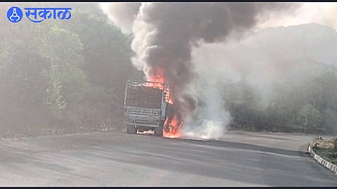 On Dhule Surat National Highway Tempo fire due to short circuit nandurbar news